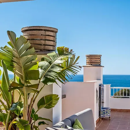 Penthouse With Large Terrace & Sea Views, Near The *