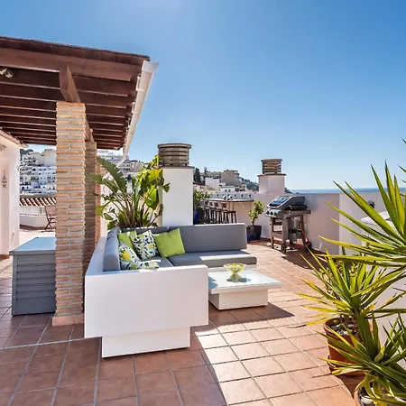 Penthouse With Large Terrace & Sea Views, Near The