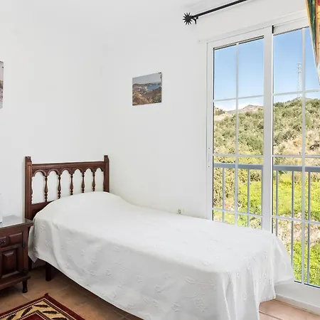 Penthouse With Large Terrace & Sea Views, Near The