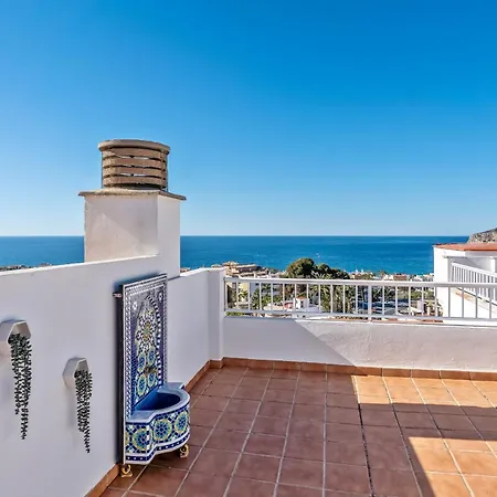 Penthouse With Large Terrace & Sea Views, Near The דירה *