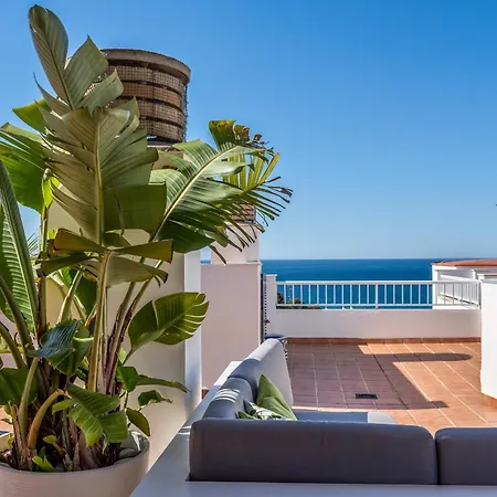 Penthouse With Large Terrace & Sea Views, Near The דירה *